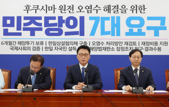 박광온(가운데) 더불어민주당 원내대표가 4일 오전 국회 본청에서 열린 당 원내대책회의에서 발언하고 있다.<연합뉴스>